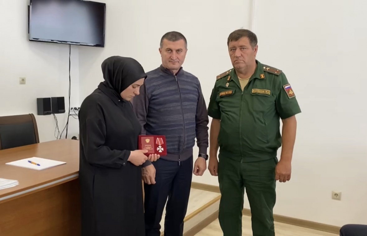 В администрации района провели вручение Ордена Мужества Мусы Мусаева, погибшего при исполнении воинского долга в спецоперации на Украине
